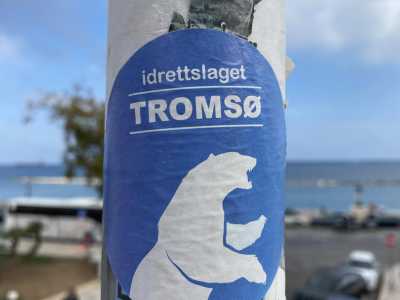 Su un palo di largo Maurogiovanni ci attrae invece il simbolo di un orso bianco. Si tratta dello stemma del Troms�, squadra militante nel massimo campionato norvegese, nonch� il �club professionistico pi� a nord del mondo�